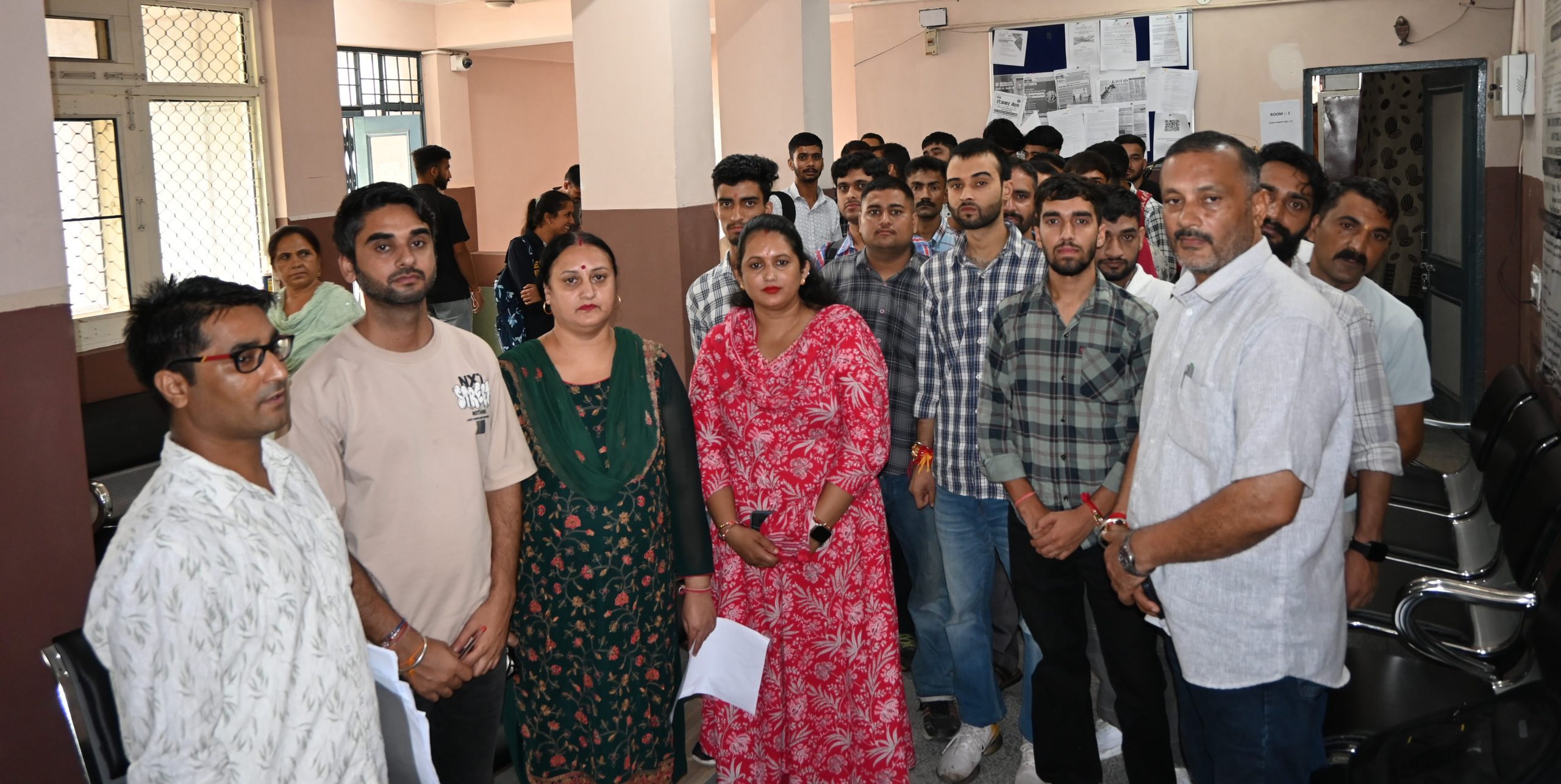 बिलासपुर लघु रोजगार मेले में औद्योगिक इकाइयों द्वारा साक्षात्कार