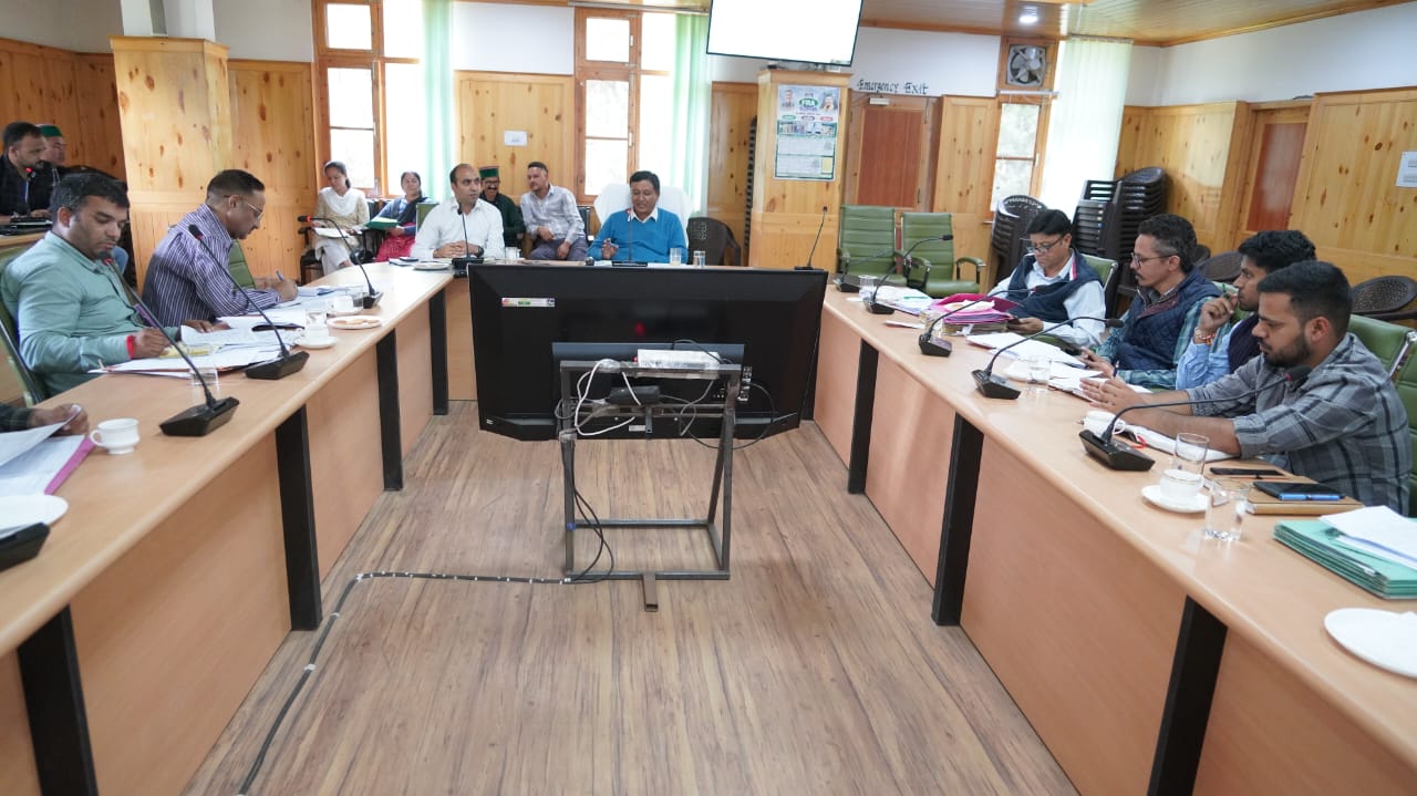 किन्नौर में विकास कार्यों की समीक्षा बैठक करते जगत सिंह नेगी