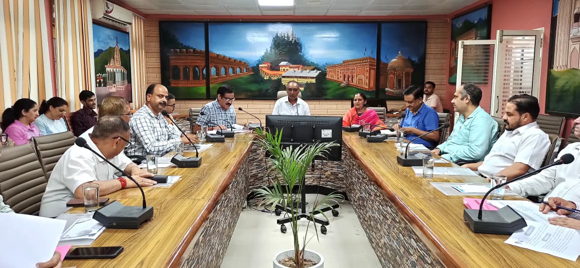 हमीरपुर में महिला एवं बाल विकास योजनाओं की समीक्षा करते उपायुक्त अमरजीत सिंह