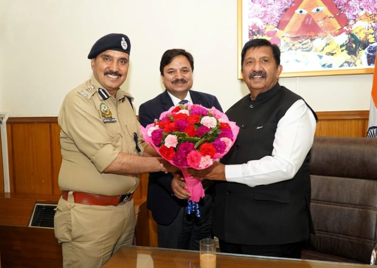 शिमला स्वतंत्रता दिवस समारोह के लिए मुकेश अग्निहोत्री को निमंत्रण देते उपायुक्त