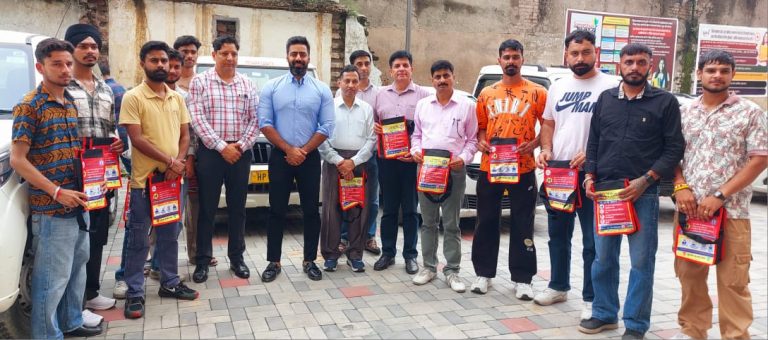 ऊना में टैक्सी चालकों को कार-बिन बैग वितरित करते उपायुक्त जतिन लाल