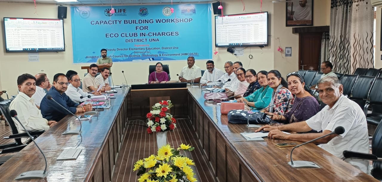 ऊना जिला परिषद की विशेष बैठक में विकास कार्यों की समीक्षा करते अधिकारी